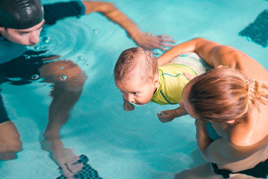 bébé nageur piscine parents