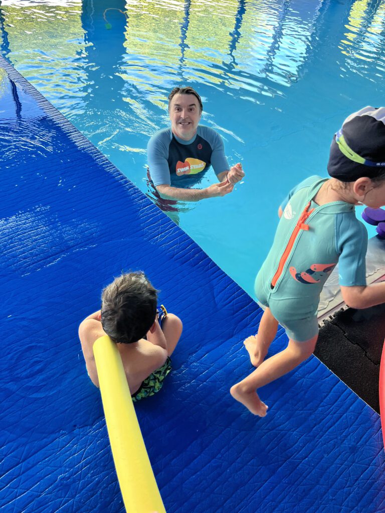 Enfants apprenant la natation à Bordeaux