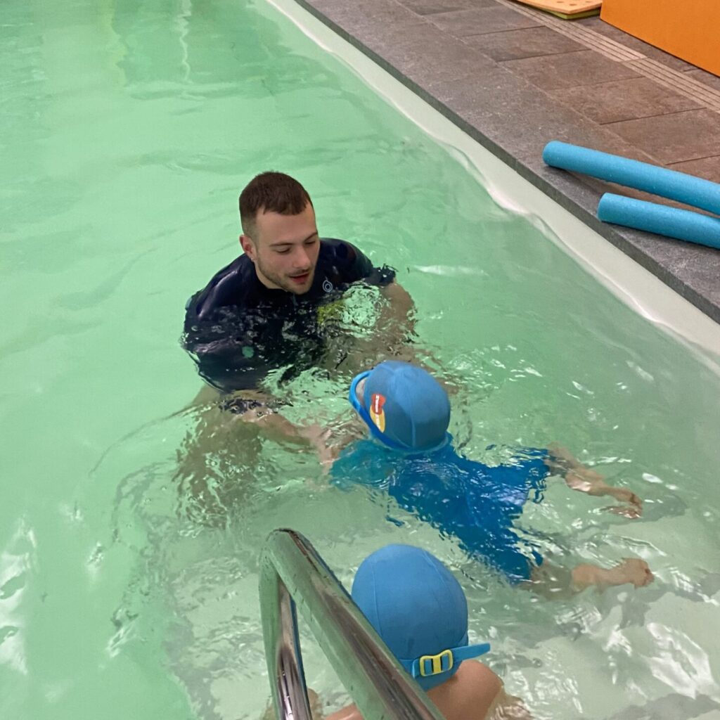 École de natation à Albi pour tous âges.