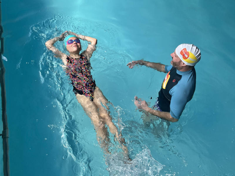 La natation est une excellente a activité pour les enfants et les adultes. Elle permet de faire travailler l'ensemble du corps, à un faible impact et peut-être pratiquée toute l'année - Swim stars