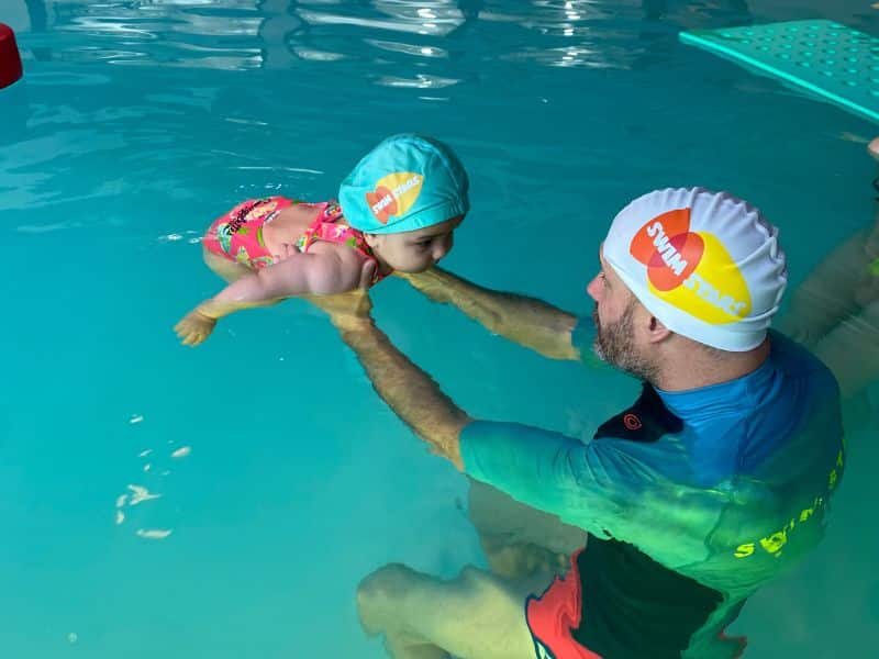 Nager sous-l'eau est une façon amusante et active de profiter de l'eau pour un bébé nageurs - Swim Stars