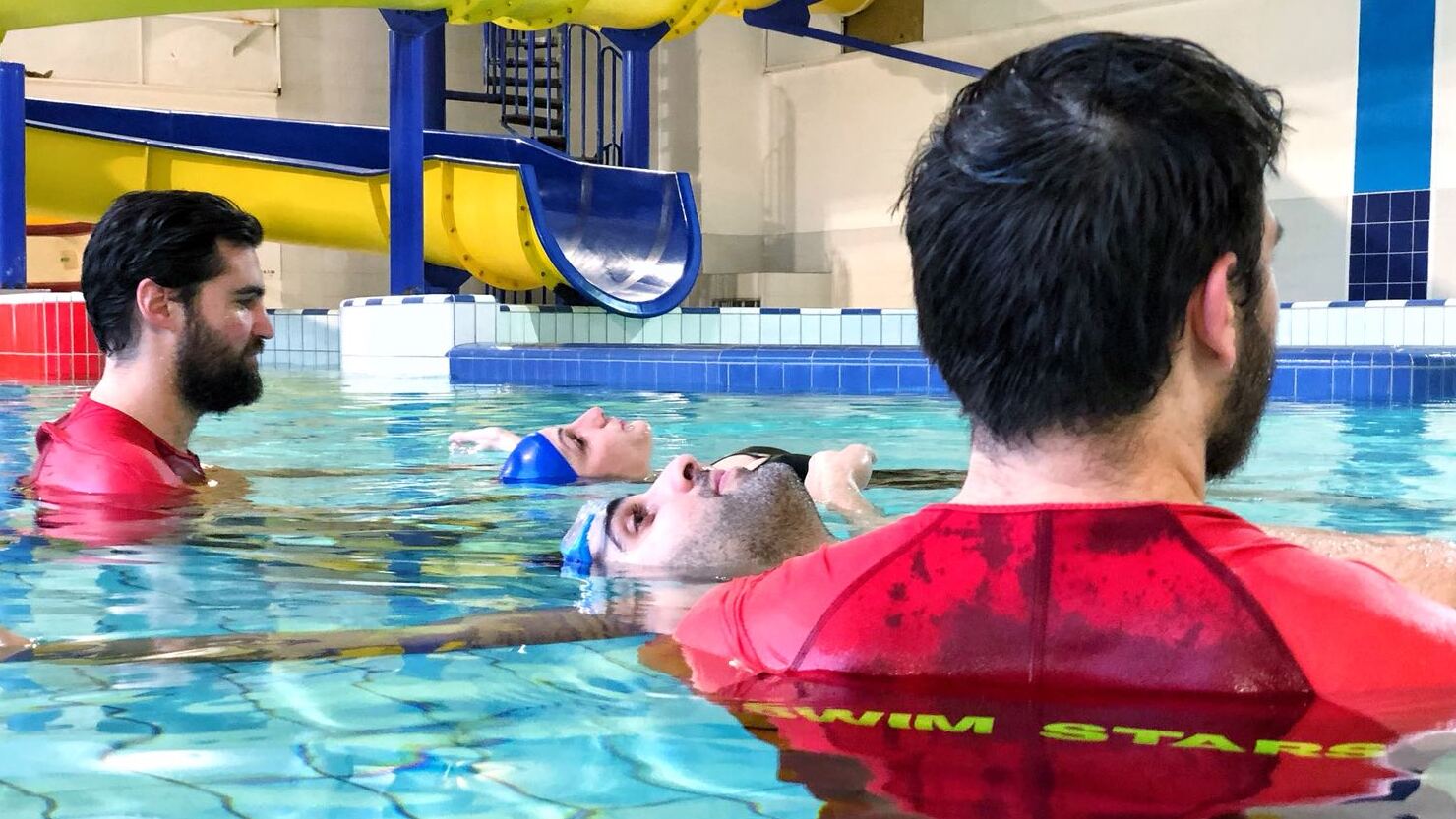 Adulte aquaphobe prenant un cours chez Swim Stars