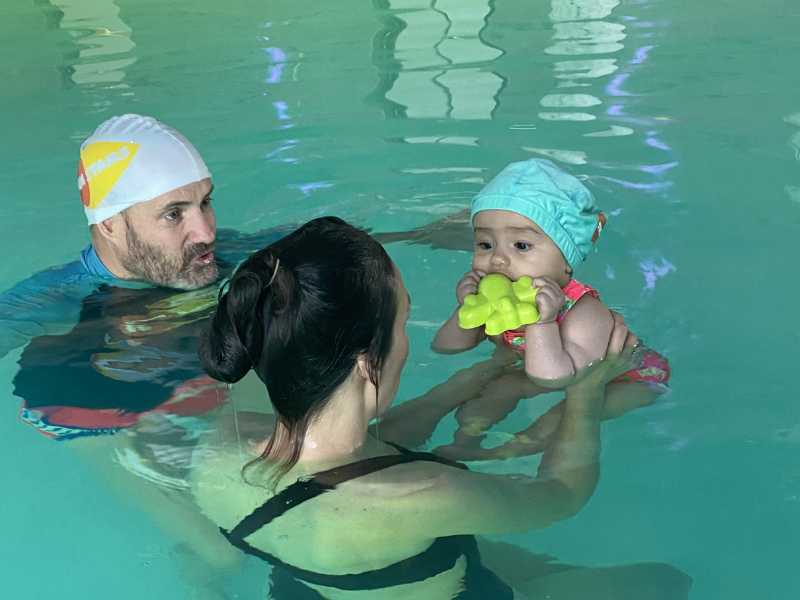 il peut être difficile de calmer un bébé en pleurs. Vous pouvez essayer différentes techniques pour voir ce qui fonctionne le mieux pour votre bébé. Swim Stars