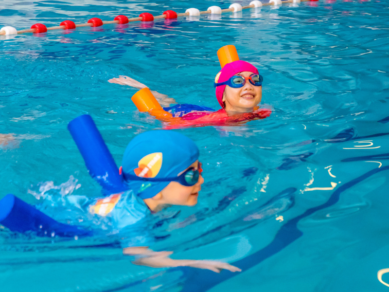 La natation est un sport complet qui permet de travailler plusieurs muscles du corps, elle est également une activité très bénéfique pour la santé cardiovasculaire. Swim Stars