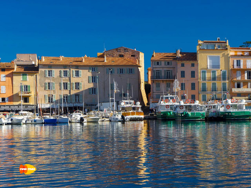 Saint-Tropez est sans aucun doute une des villes les plus connues du Var. Elle est célèbre pour son port pittoresque, ses plages magnifiques et son ambiance chic et glamour - Swim Stars