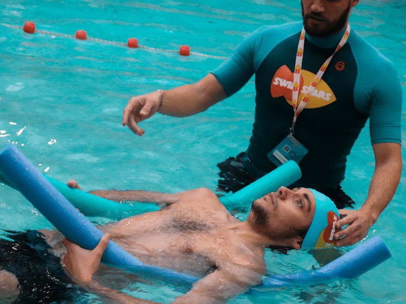 Avec les cours de natation pour adultes débutants de Swim Stars, vous pouvez apprendre dans un environnement sûr et favorable qui s'adapte à vos besoins. Développez vos compétences de base et gagnez en confiance dans l'eau !