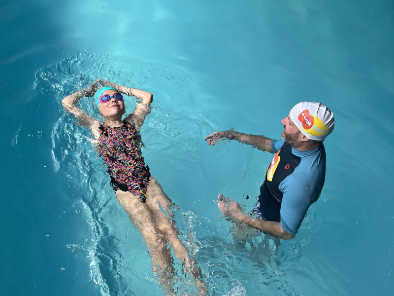 Le dos crawlé est la nage la plus recommandée pour les débutants. Elle consiste en une alternance de mouvements de bras et de jambes tout en restant sur le dos. Cette nage est très efficace pour améliorer la posture et l'alignement du corps. Elle peut également améliorer la coordination des mouvements et la respiration. Cependant, cette nage peut être difficile à maîtriser pour certains et peut causer des douleurs au cou si elle n'est pas exécutée correctement. Swim Stars