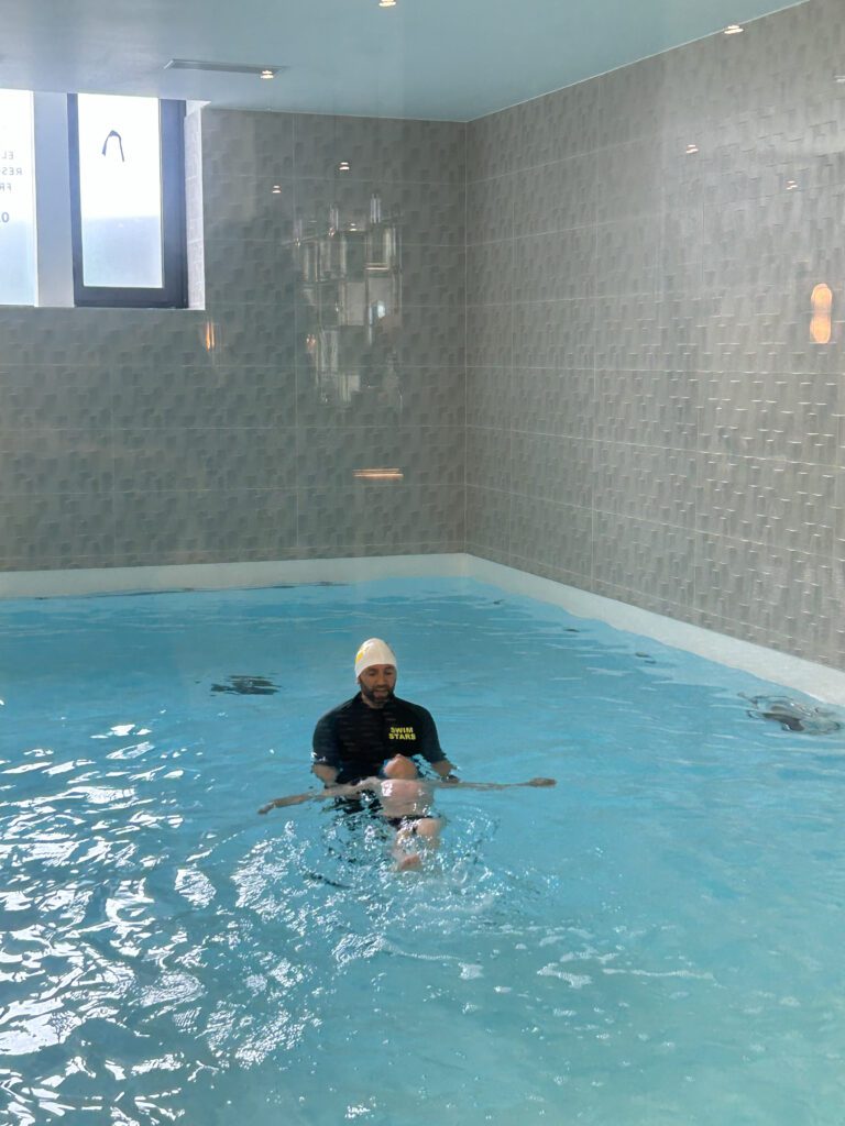 Jeunes nageurs lors d'un cours de natation à Meudon la Forêt