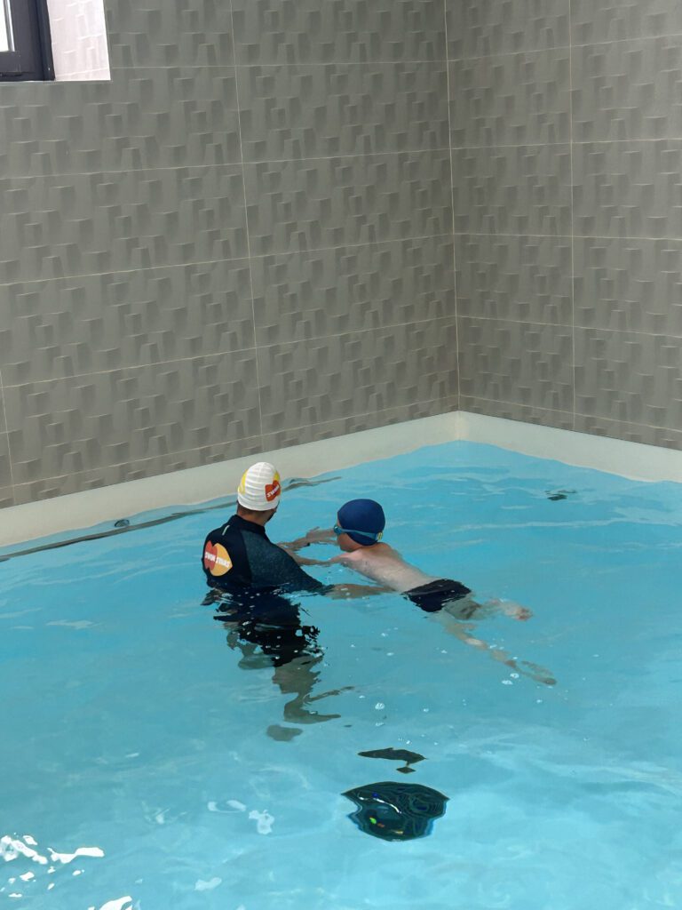 Session de natation pour enfants sous la supervision d'un coach à Meudon