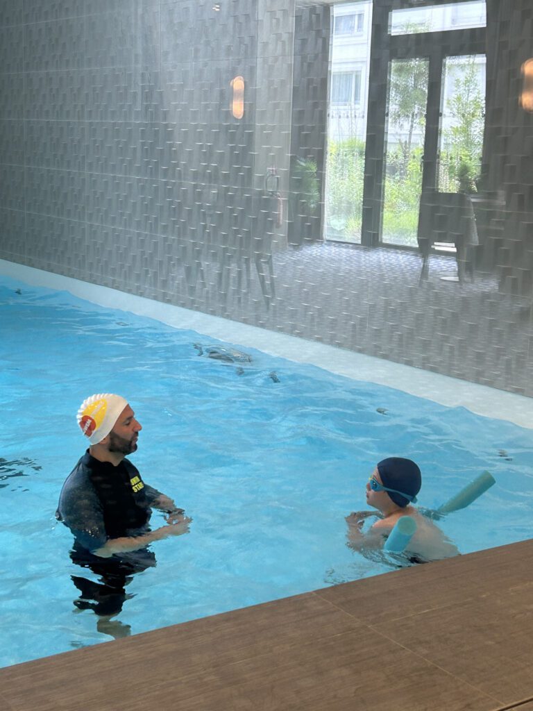 Enfants apprenant à nager à la piscine de Swimstars Meudon