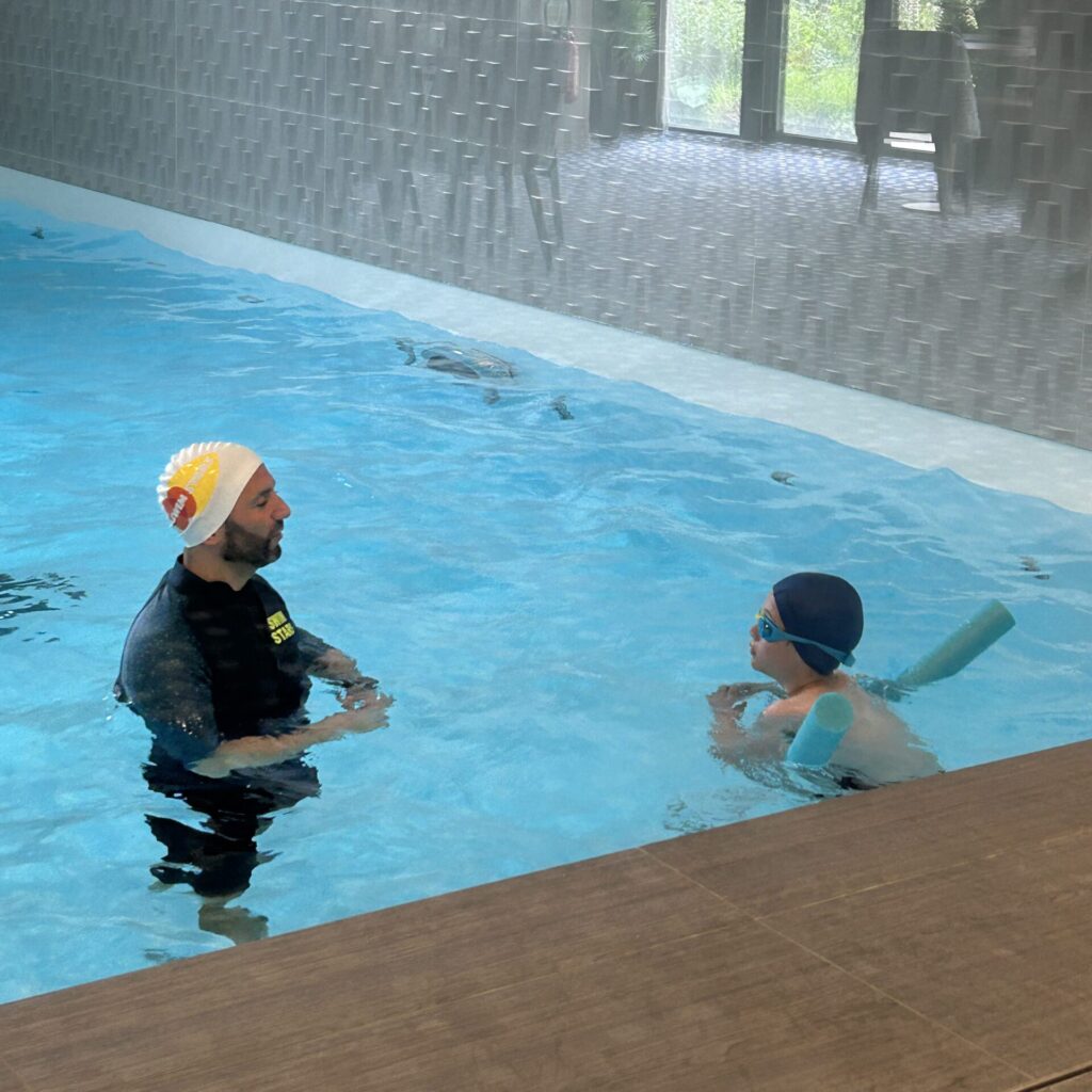 Enfants apprenant à nager à la piscine de Swimstars Meudon