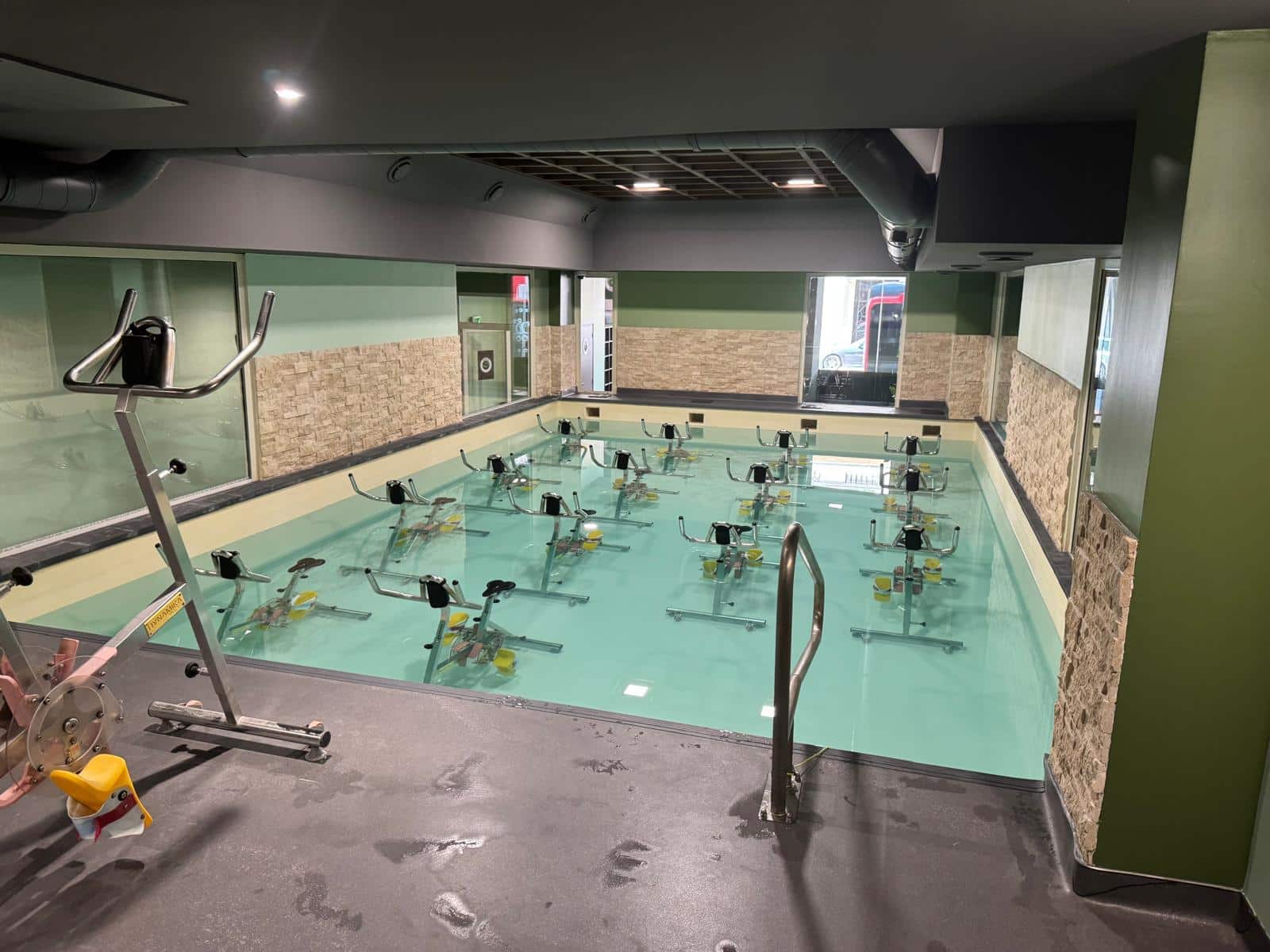 Bassin chauffé de l'Aquademy Azur à Nice Cimiez – piscine Swim Stars pour bébés nageurs, aquasport et natation